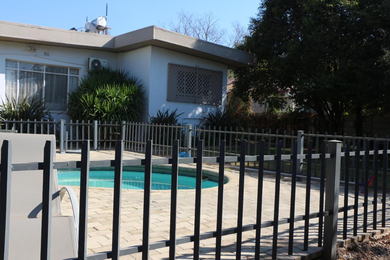 Indigo Moon Guesthouse Lichtenburg Buitenkant foto